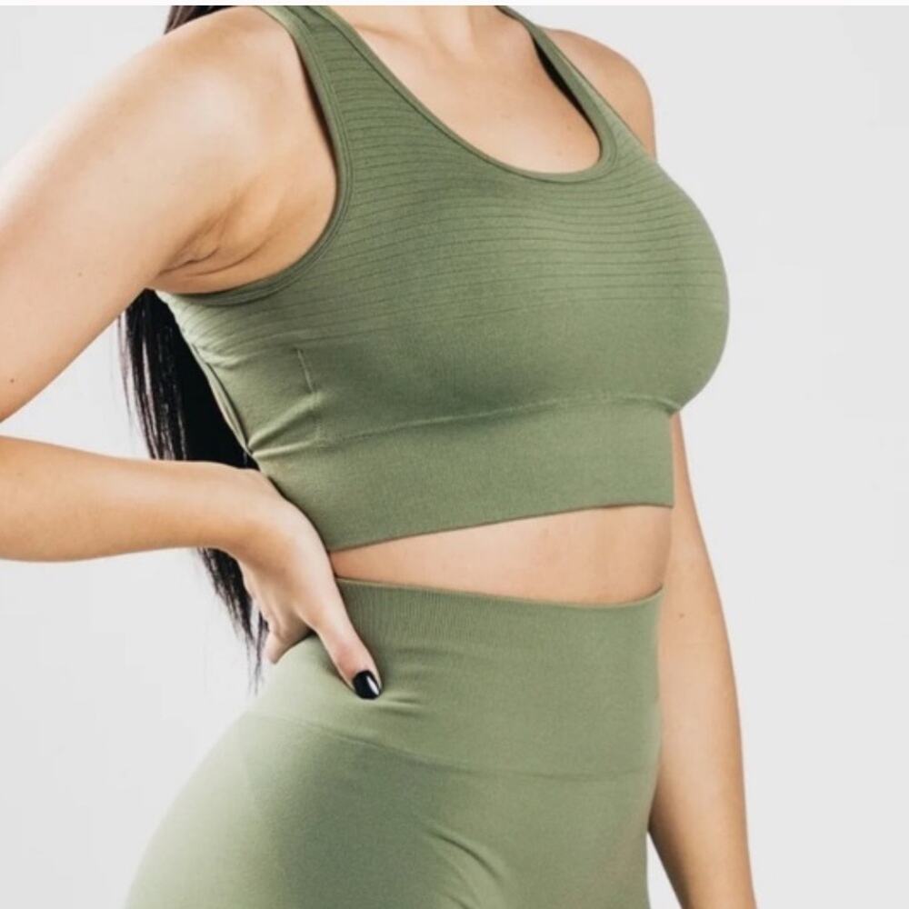 Alphalete Women’s Vault Sports Bra Size Medium - Green